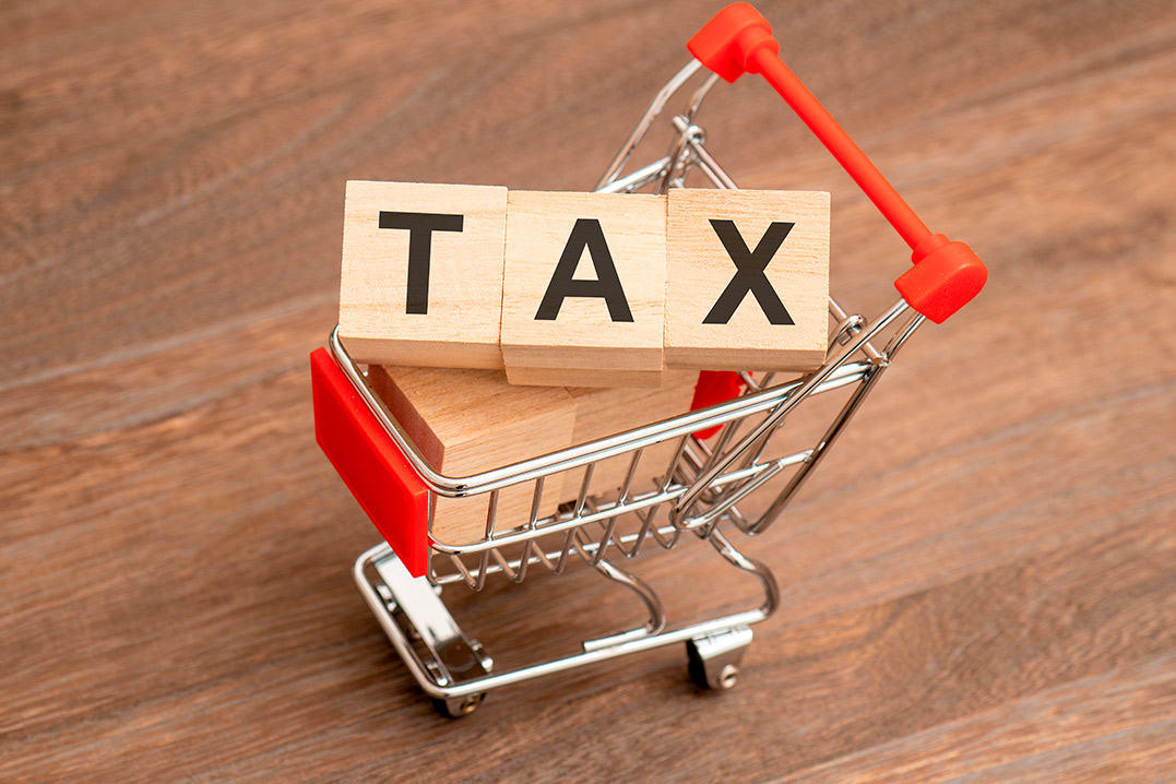 A shopping cart displaying products with tax labels, illustrating the choice between tax-free and bonded warehousing for businesses.